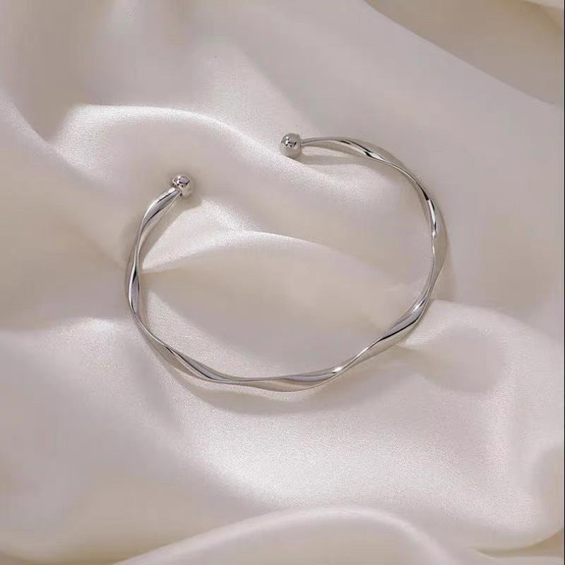 A Sleek And Stylish Twisted Texture Golden Bangle